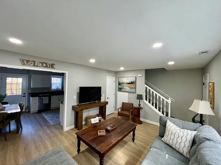 406 NW D St — Photo 4