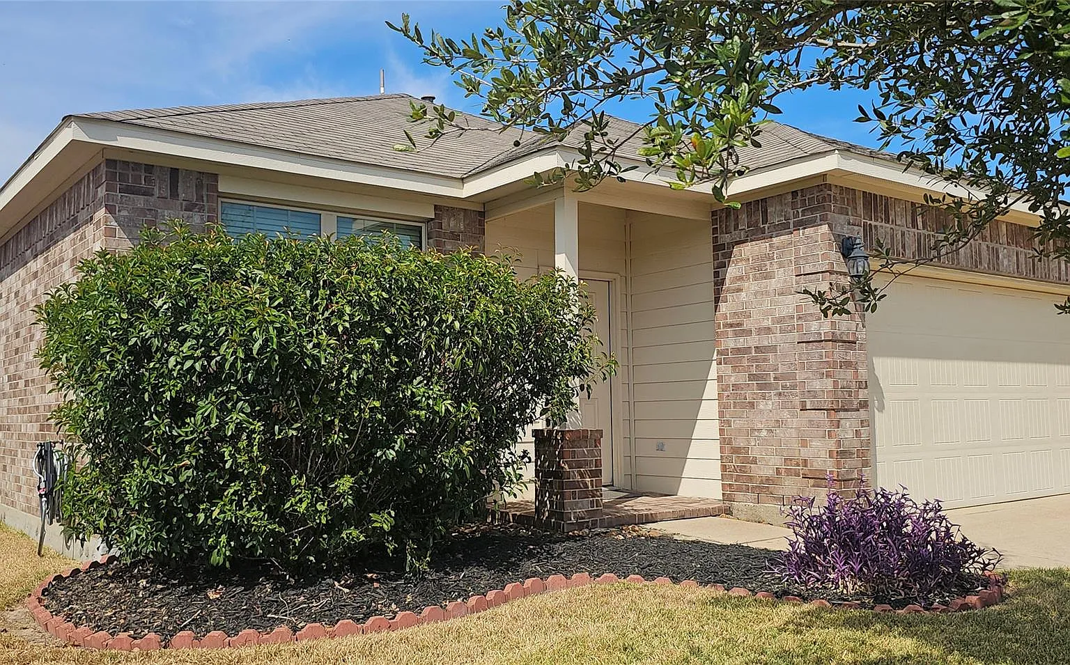 3 bed, 2.0 bath, 1740 sqft, $2,000 — Photo 2