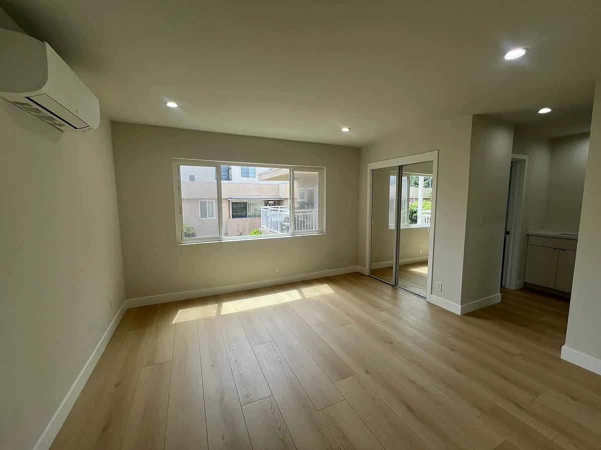 Building Photo - 11635 Mayfield Ave #8
