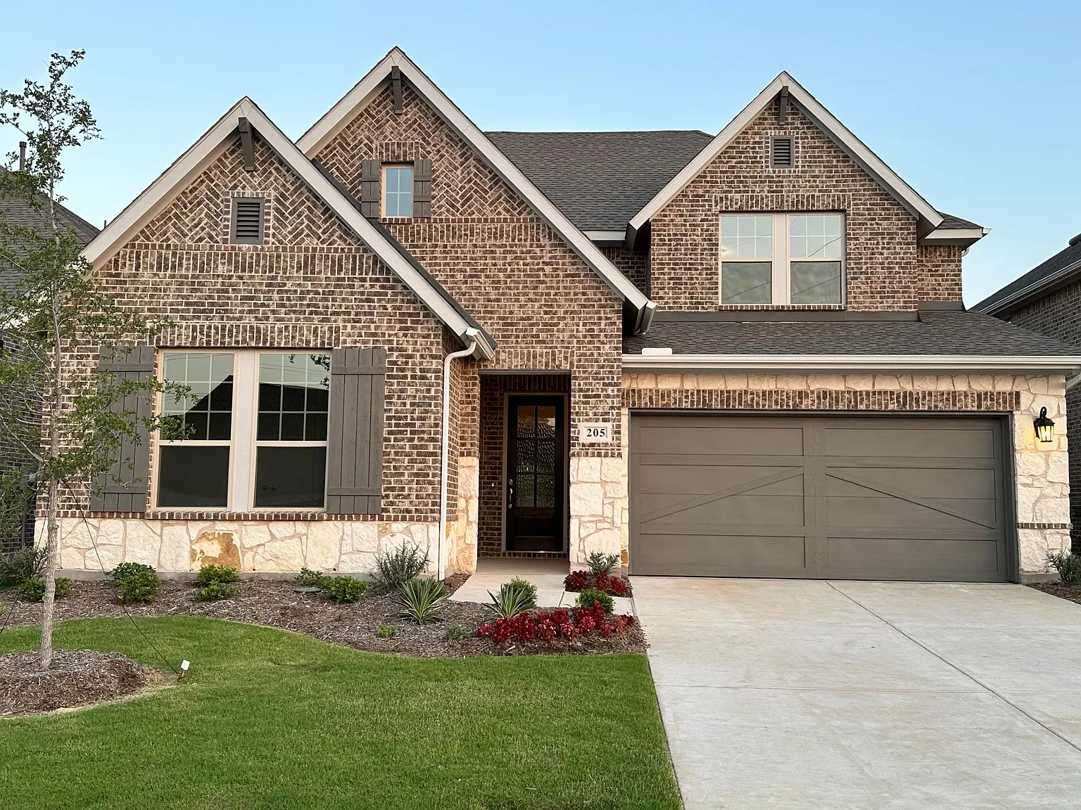 5 bed, 3299 sqft, $3,300 — Photo 1