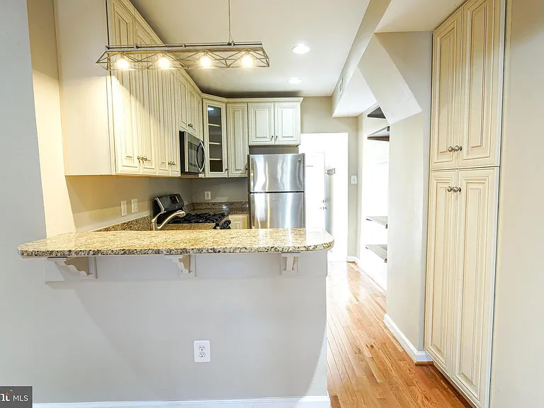 Kitchen with Eat In Bar