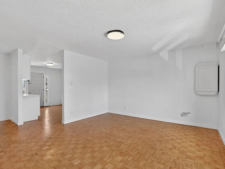 704 Brock St S #2 — Photo 7