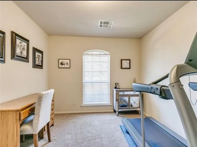 2400 Golden Ln — Photo 2