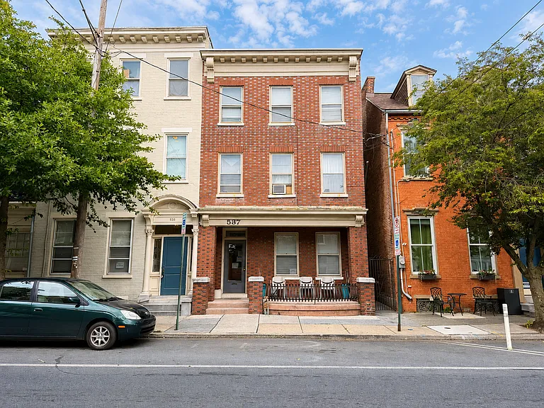 537 E King St — Photo 1