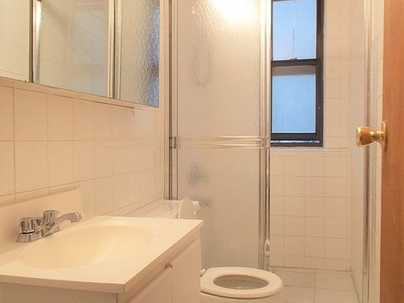 3rd image of 226 E 53rd St APT 4C