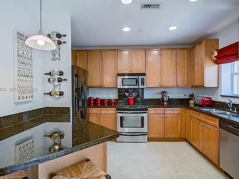 708 SE 15th St #5 — Photo 1