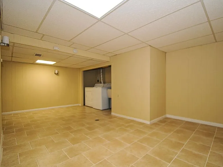 513 W Potter St — Photo 13