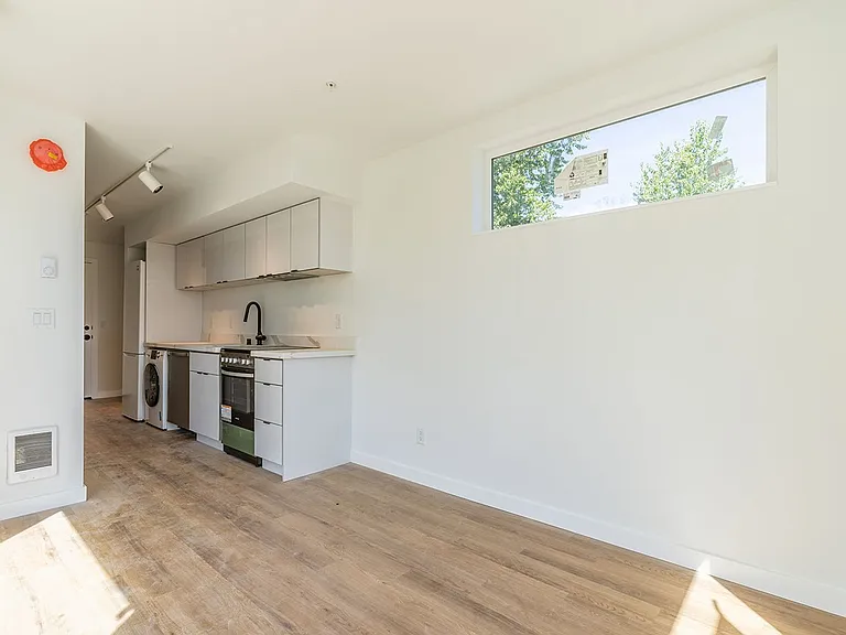 Beautiful Brand New Boutique Apartment Community — Photo 14