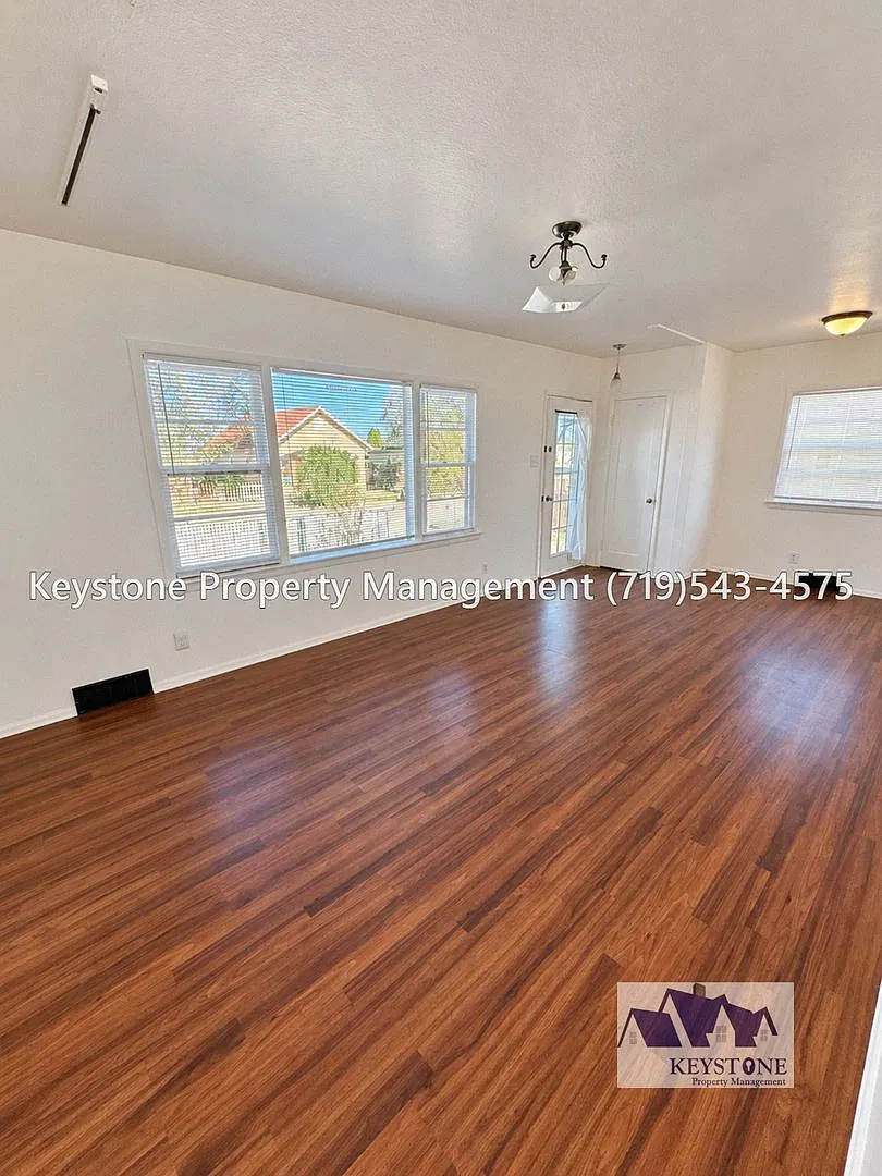 Application Fee Reimbursed! 3 Bedroom Plus/1 Bathroom/Carport House $1350/$1350 — Photo 3