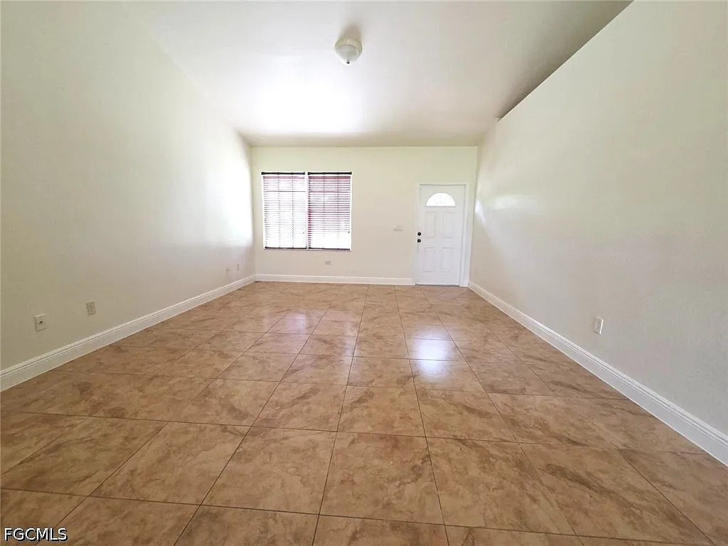 3 bed, 3.0 bath, 1204 sqft, $1,800 — Photo 3