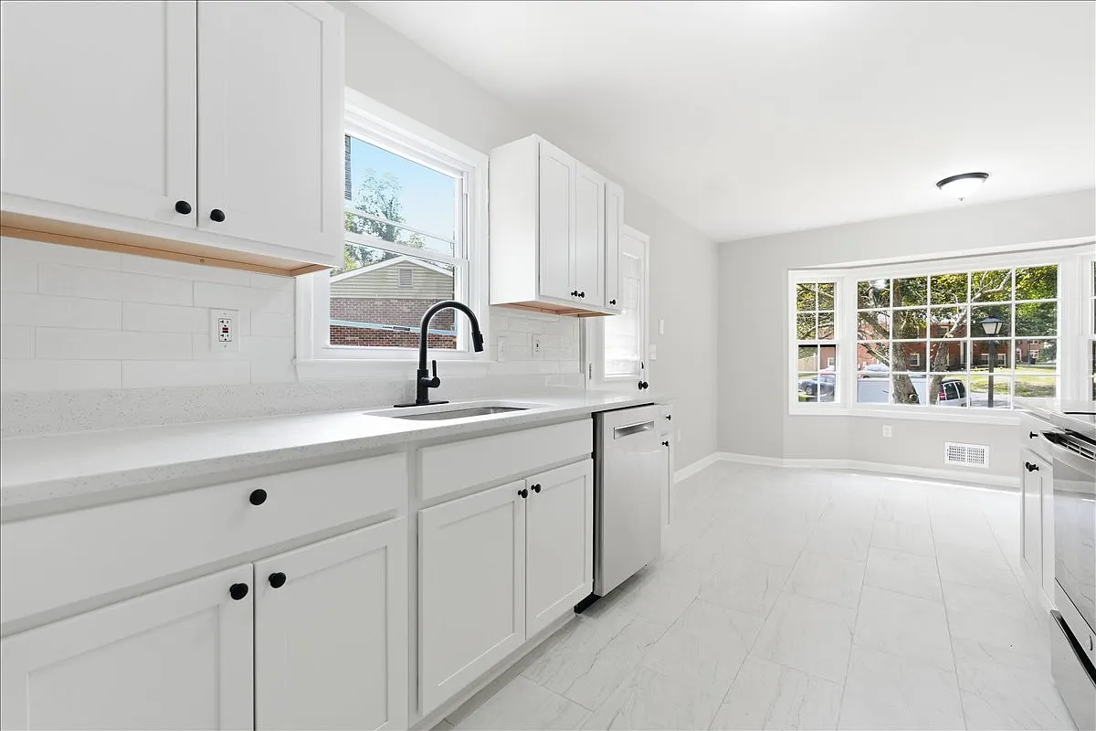 6 bed, 3.5 bath, 2484 sqft, $3,400 — Photo 2