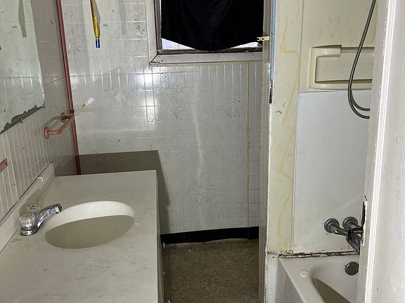 5th image of 152 W Lynhurst Ave