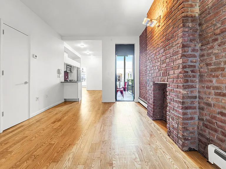 1060 Putnam Ave #2R — Photo 3