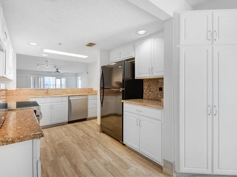 324 Village Dr #B — Photo 9