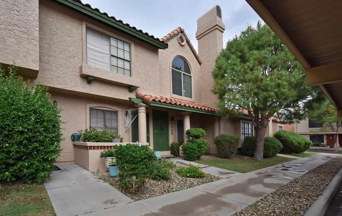 4901 E Kelton Ln — Photo 1