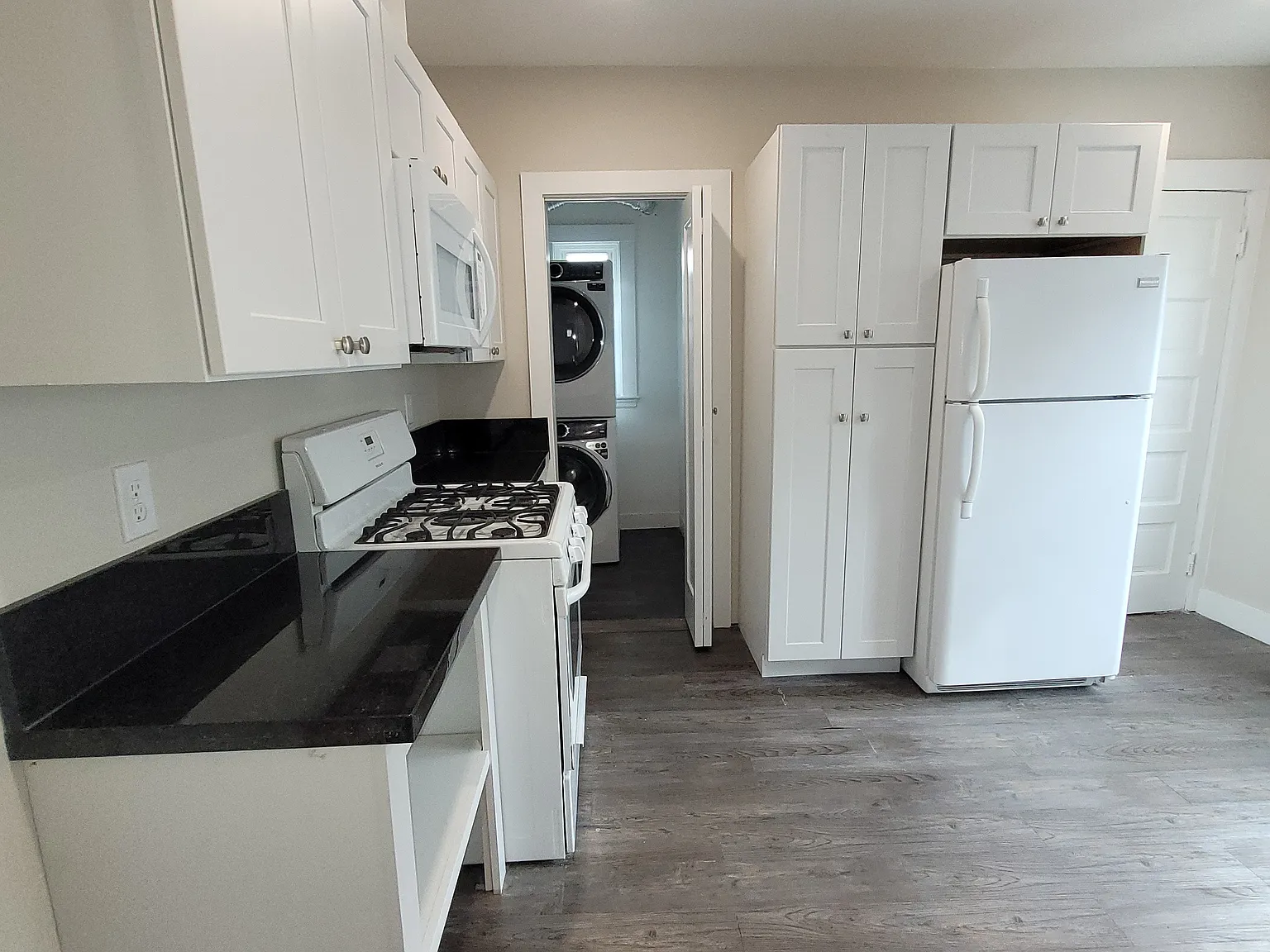 3 bed, 1000 sqft, $3,200 — Photo 2