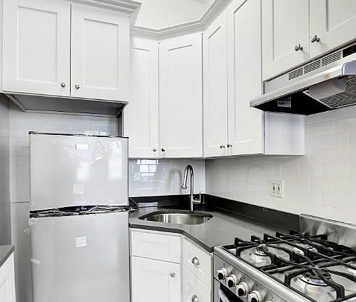 4th image of 5 W 75th St APT 4A