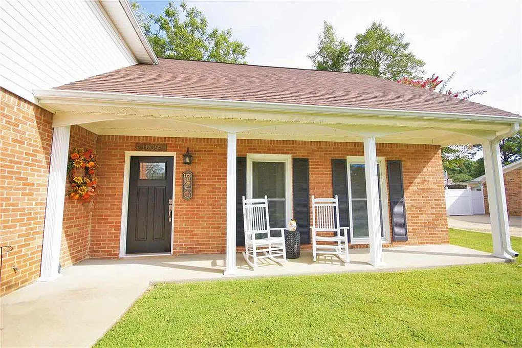 5 bed, 2.5 bath, 2317 sqft, $2,495 — Photo 3