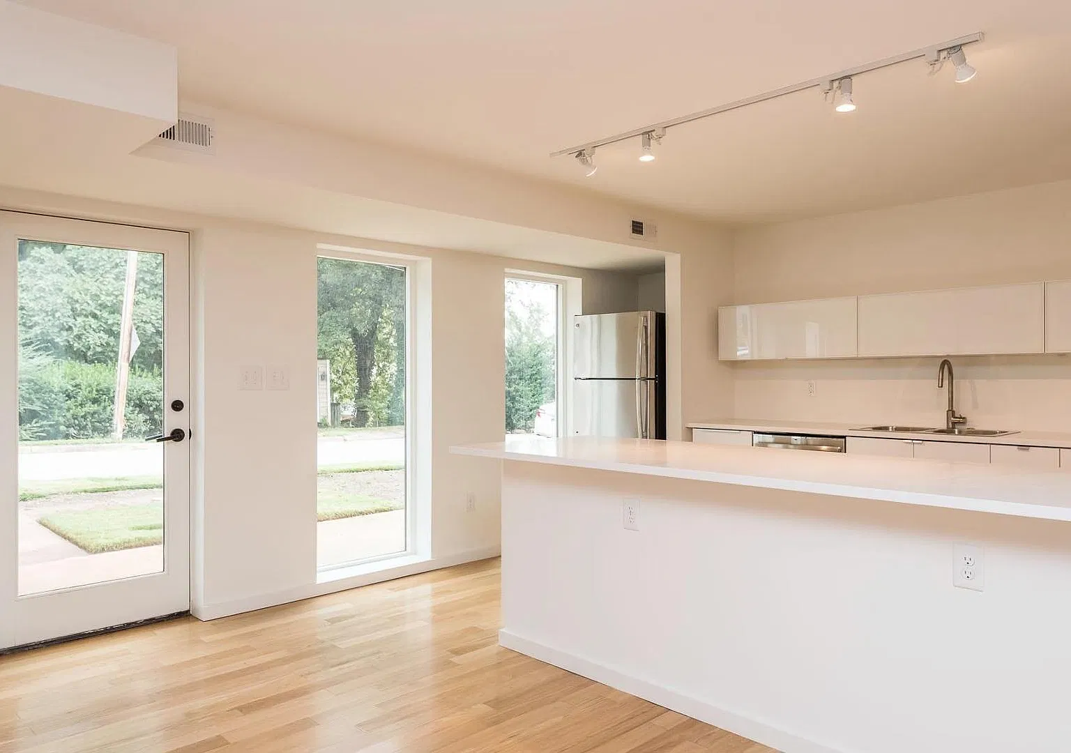 2 bed, 1.0 bath, 750 sqft, $2,200 — Photo 2