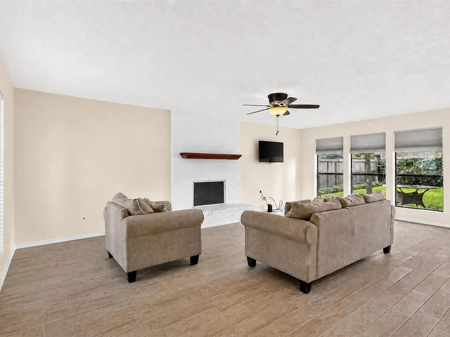 4 bed, 2.5 bath, 2312 sqft, $2,495 — Photo 3