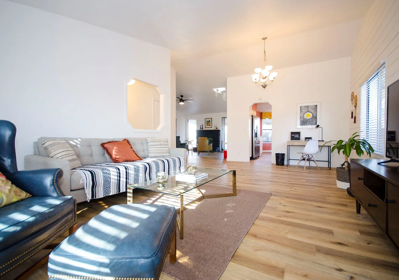 Beautiful Just Renovated 3 bedroom Single Level Home with Wonderful Fenced Backyard- Pet Friendly — Photo 2