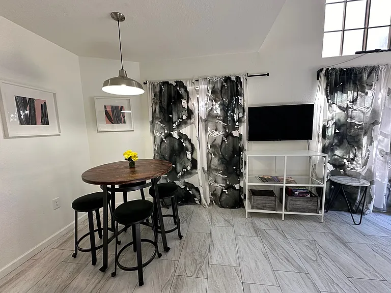 602 N May St #7 — Photo 4