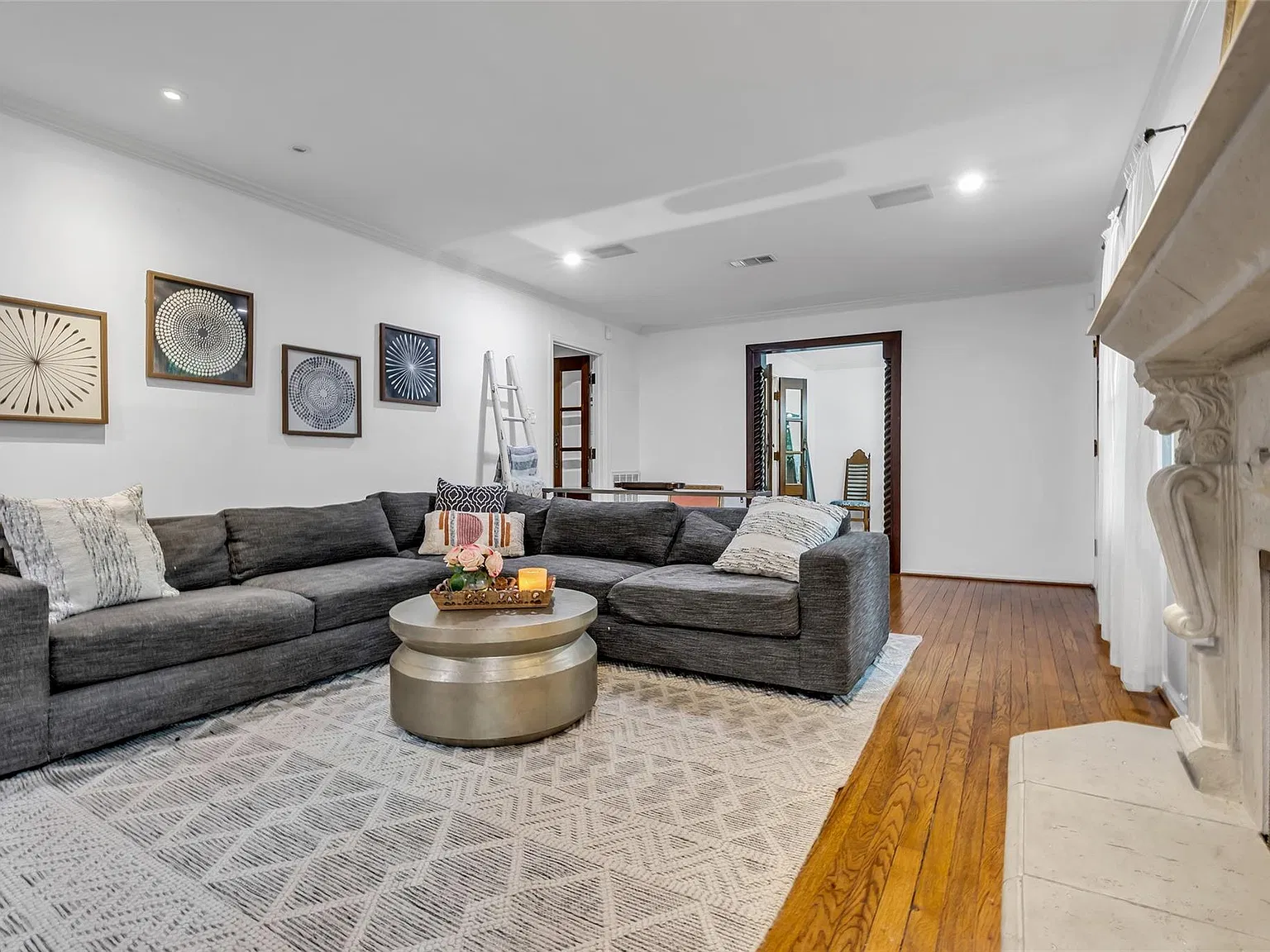 4 bed, 3.0 bath, 3025 sqft, $5,900 — Photo 4