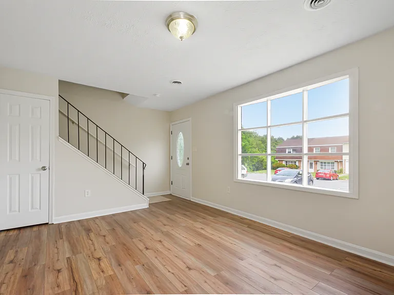 206 Ash Hollow Dr — Photo 4