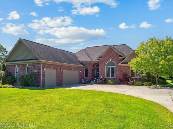 218 W Auburn Trl, Brighton, MI 48114