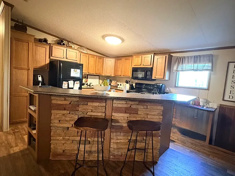 176 Pebble Ln — Photo 2