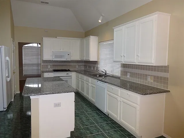 4 bed, 2.5 bath, 2856 sqft, $2,975 — Photo 2