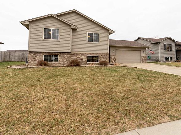 3rd image of 705 Honeysuckle Dr