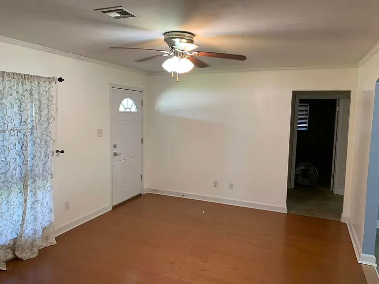 107 Caesar Dr — Photo 2