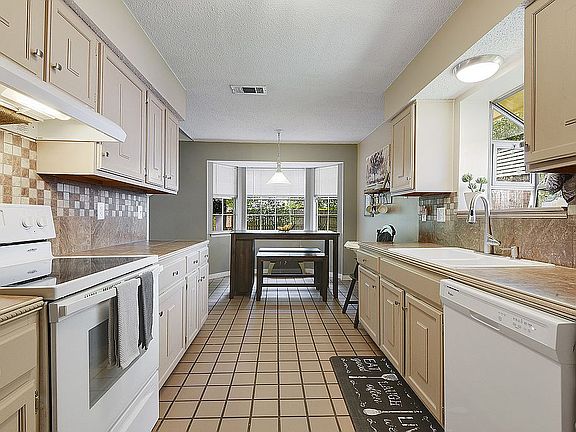 3rd image of 214 Lake Tahoe Dr