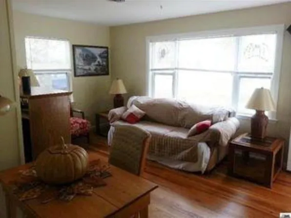 1813 SW Green Acres Ave, Topeka, KS 66604