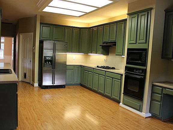 Stainless steel refrigerator stays. 42 in cabinets. Gas stove top.