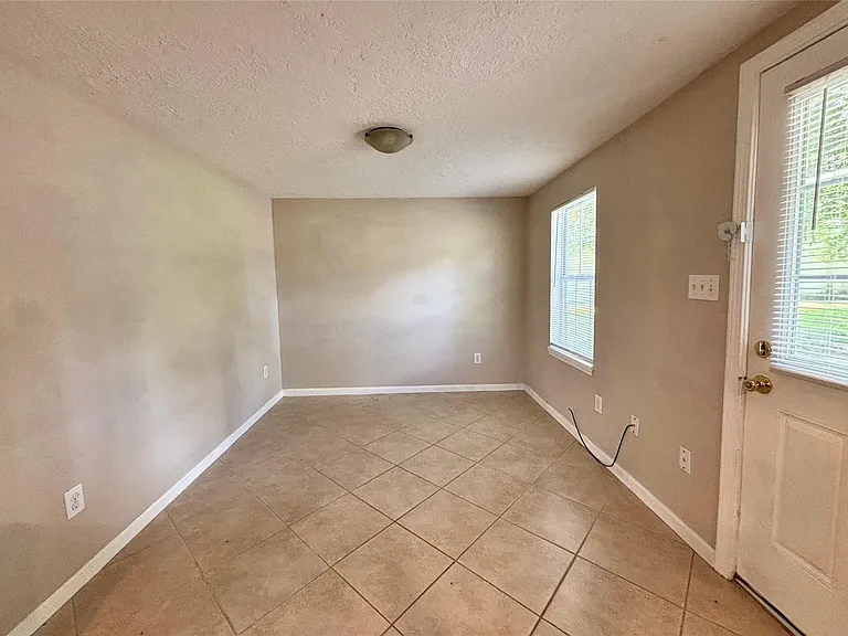 422 W Burleson St — Photo 2