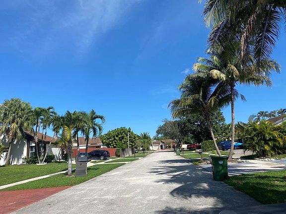 Exterior Neighborhood (street photo)