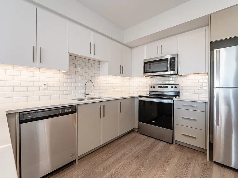 460 Columbia St W — Photo 123
