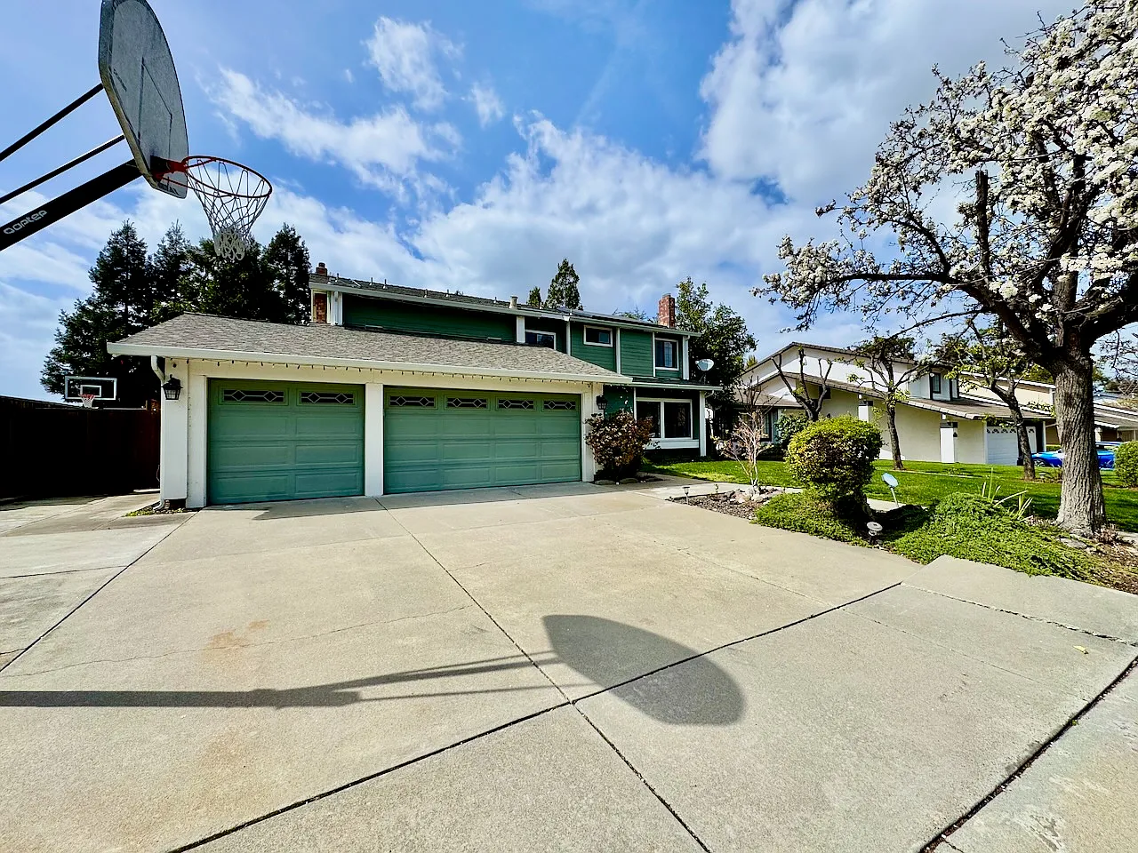 4 bed, 2.5 bath, 2255 sqft, $6,200 — Photo 1