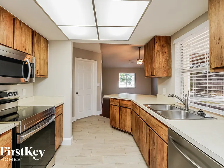 18185 Dupont Dr — Photo 4