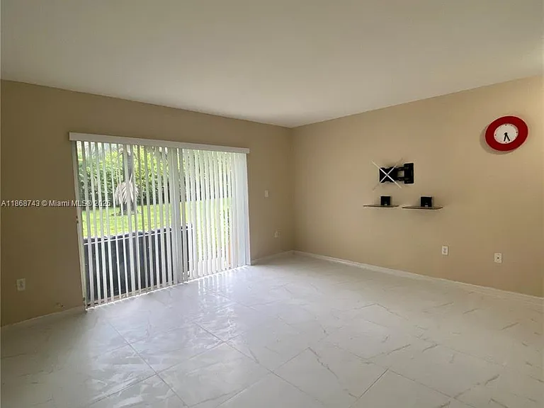 3135 SW 128th Ave — Photo 3