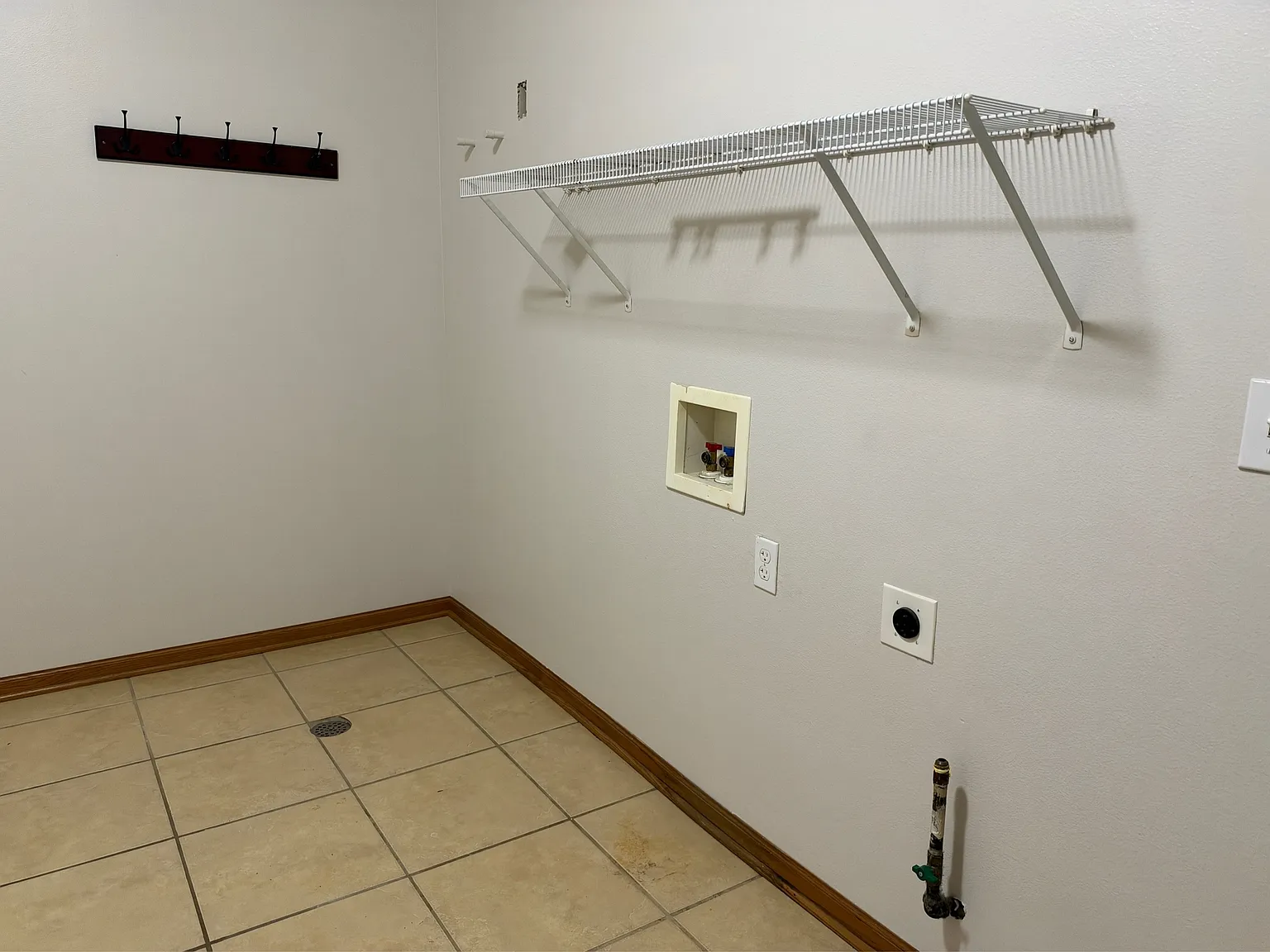 612 Queens Ct (Agent owned) - 1 — Photo 3
