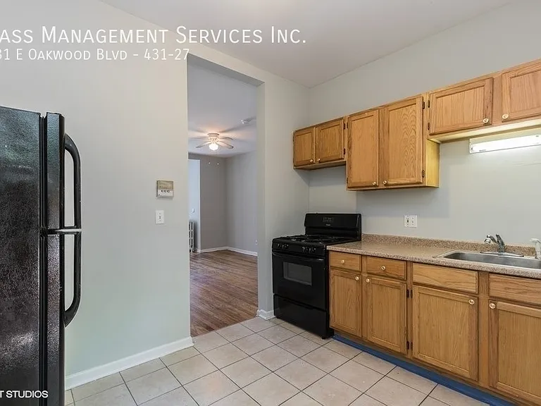 427-39 E Oakwood Blvd — Photo 40
