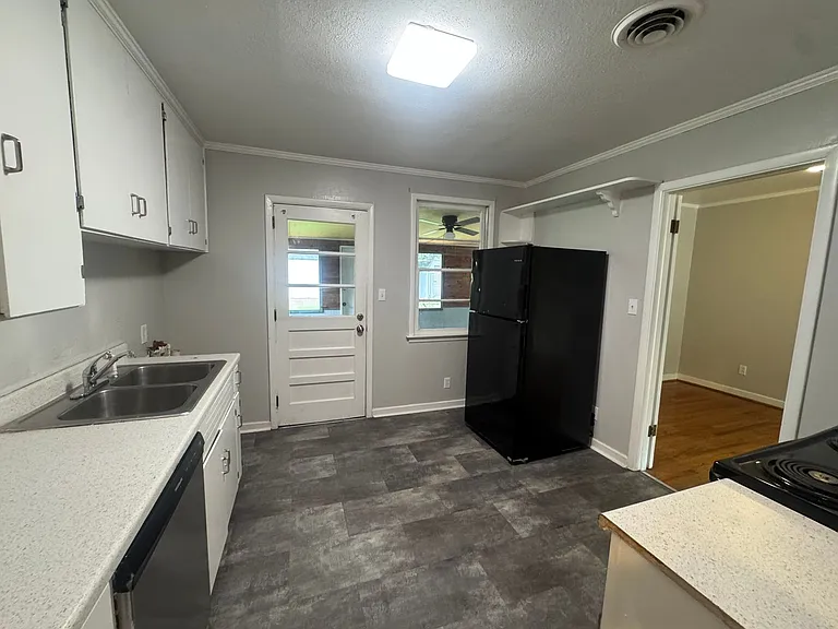 1143 Lakewood Dr — Photo 8