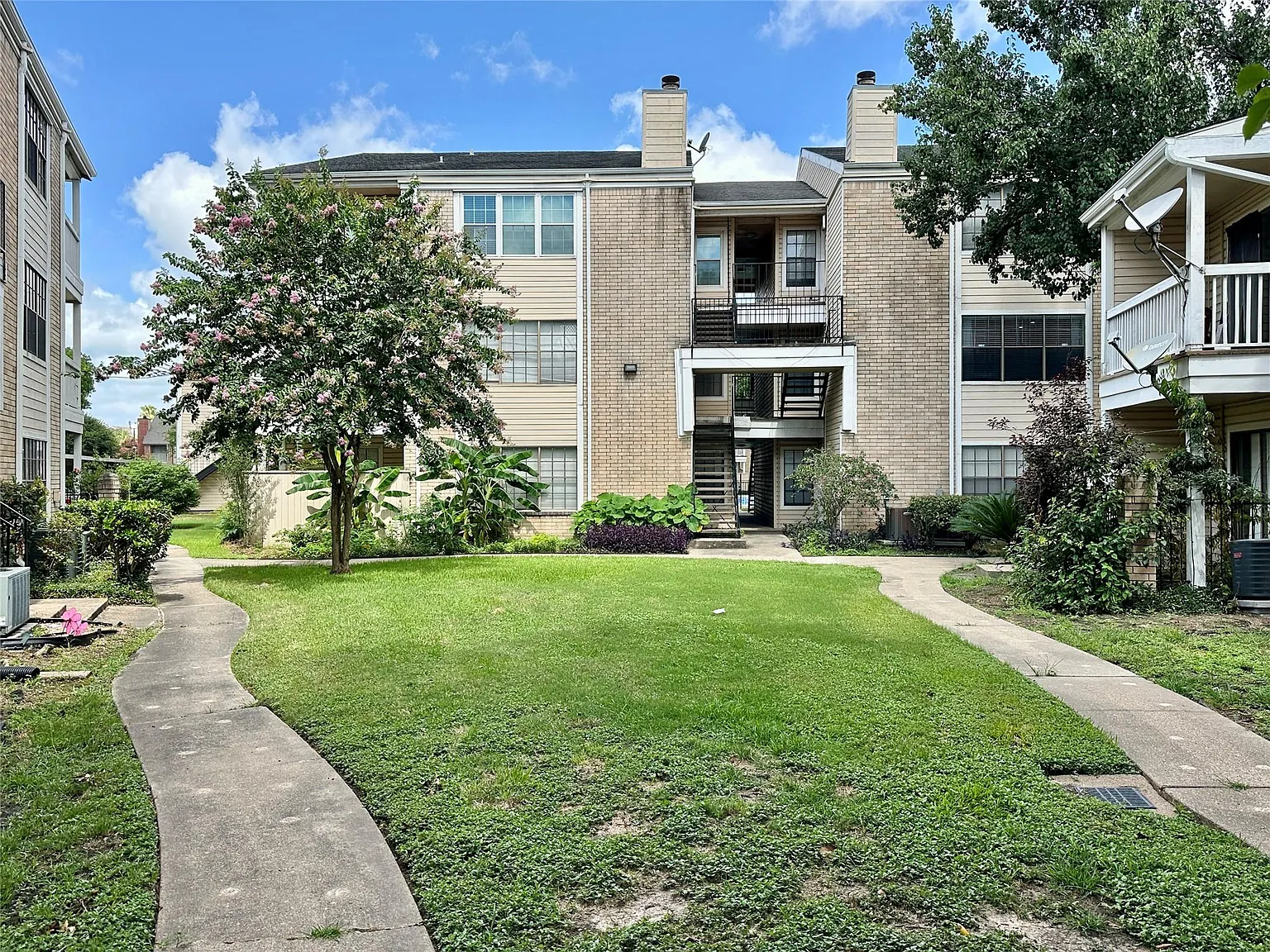 2 bed, 1.0 bath, 796 sqft, $1,200 — Photo 2