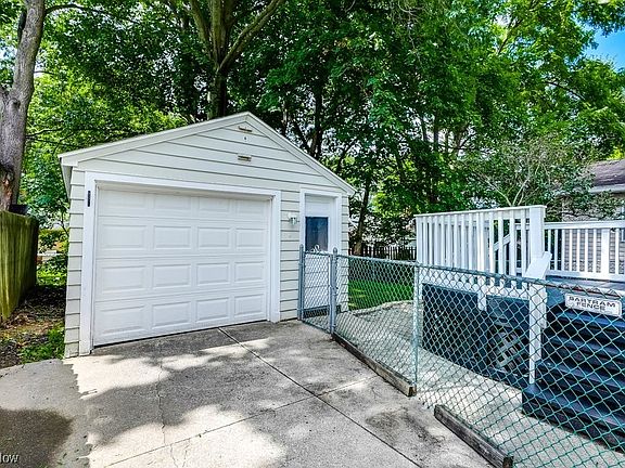 4th image of 132 Harcourt Dr