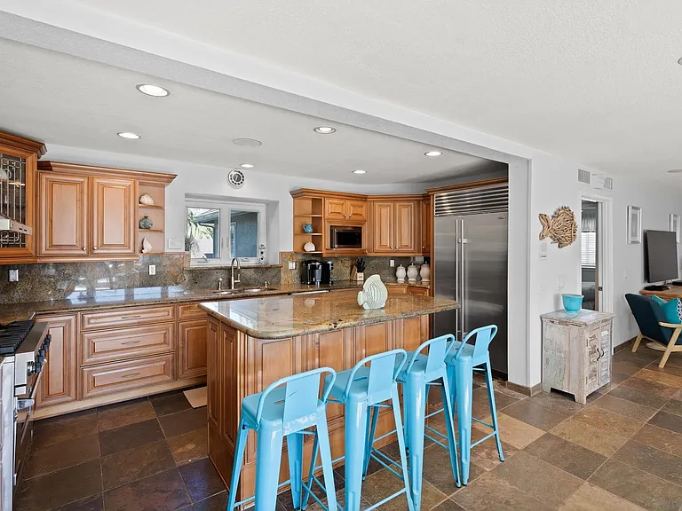 645 Loring St — Photo 9
