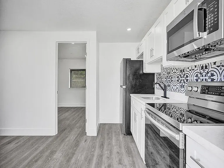 940 SW 28th St #2 — Photo 6
