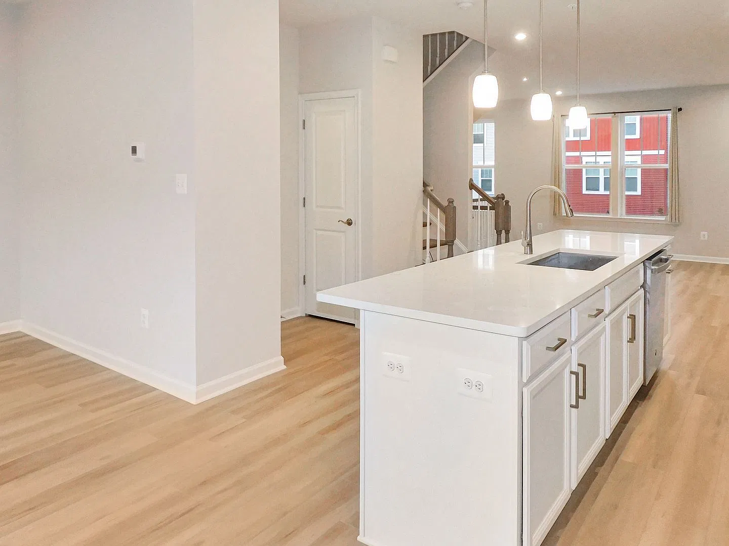 3 bed, 4.0 bath, 2090 sqft, $2,800 — Photo 4